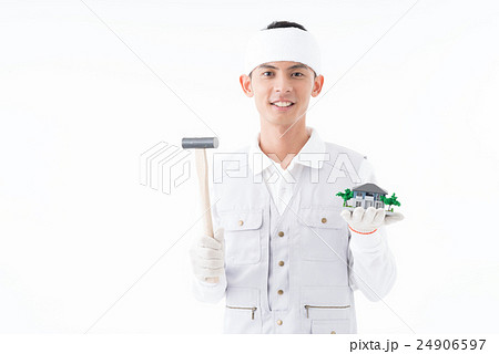 工具と住宅模型を持つ作業員 24906597