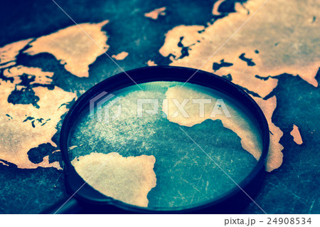 世界地図と虫眼鏡 24908534