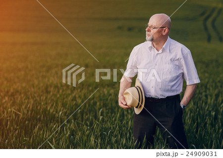 old man in field 24909031