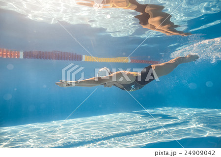 Swimmer in crawl style underwater Swimmer in crawl style underwater 24909042