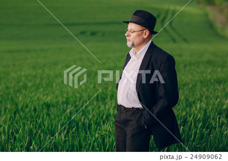 old man in field 24909062