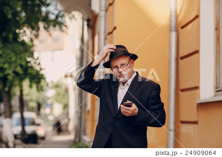 old man in field 24909064