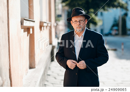 old man in field 24909065