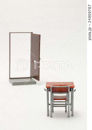学習机と開いた扉 ミニチュア 学習机と開いた扉 ミニチュア 24909767
