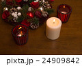 キャンドルとクリスマスリース 24909842