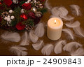 キャンドルとクリスマスリース 24909843