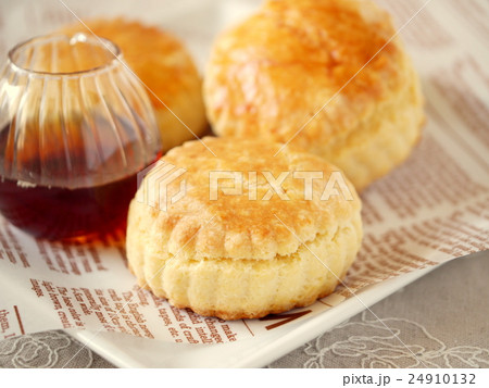 アメリカンビスケット　メイプルシロップ添え　（横位置） 24910132