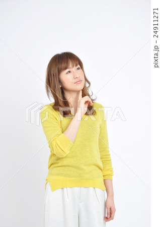 考える女性 考える女性 24911271
