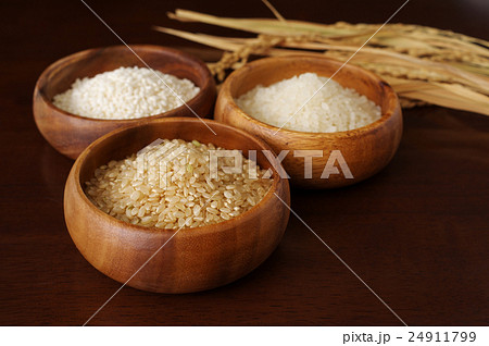 秋の実り三種米　木の器に盛られた玄米と白米ともち米と稲穂 24911799