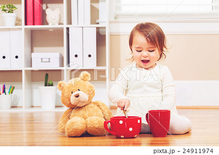 ぬいぐるみのクマと遊んでいる女の子 ぬいぐるみのクマと遊んでいる女の子 24911974