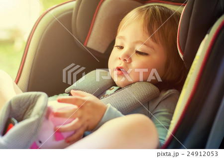 カーシートに乗っている女の子 24912053