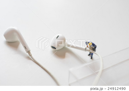 New wireless audio headphone innovation. 24912490