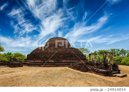 Ancient Buddhist dagoba stupa Pabula Vihara. Sri Ancient Buddhist dagoba stupa Pabula Vihara. Sri 24914054