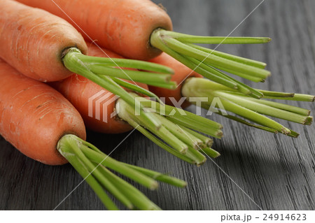 fresh organic carrots on wooden table fresh organic carrots on wooden table 24914623