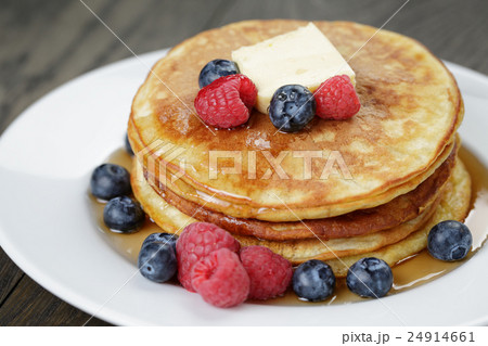 Classic pancakes with butter berrys Classic pancakes with butter berrys 24914661