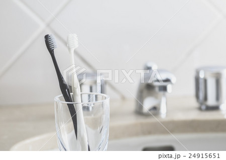 歯ブラシと洗面所 歯ブラシと洗面所 24915651