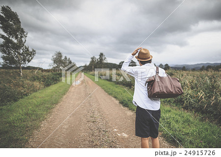 自然の道を進む男性 24915726