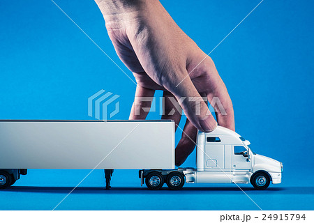 大型トラック,青背景 24915794
