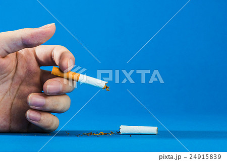 タバコ,青色背景 24915839