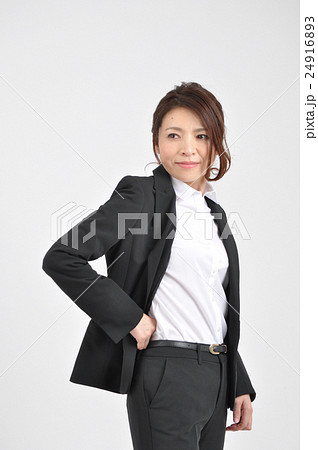 パンツスーツの女性の写真素材