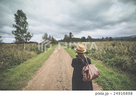 自然の道を歩く女性 24916898