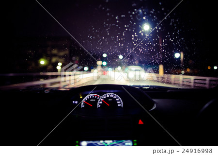 車の運転 夜 24916998