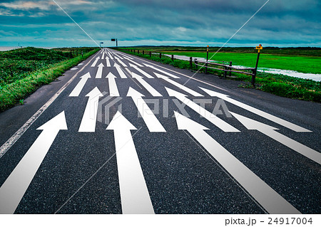 まっすぐな道路と矢印の写真素材