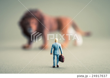 ライオンとミニチュアの人間 ライオンとミニチュアの人間 24917637