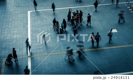 歩く人々 俯瞰撮影の写真素材