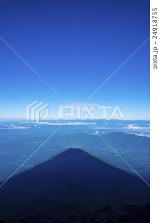 富士山頂からの影富士と後方の南アルプスと北アルプスの写真素材