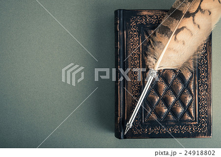 本と羽ペン 本と羽ペン 24918802