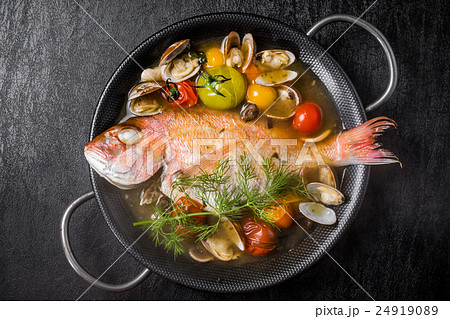 真鯛のアクアパッツア acqua pazza of the red snapper Italian 真鯛のアクアパッツア acqua pazza of the red snapper Italian 24919089