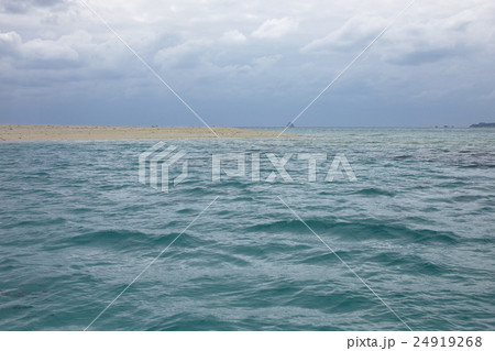海上からはての浜を望む、沖縄県島尻郡久米島町 海上からはての浜を望む、沖縄県島尻郡久米島町 24919268