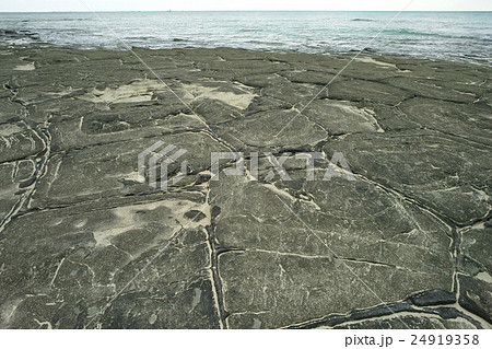 奥武島の奇岩畳石、沖縄県島尻郡久米島町 24919358