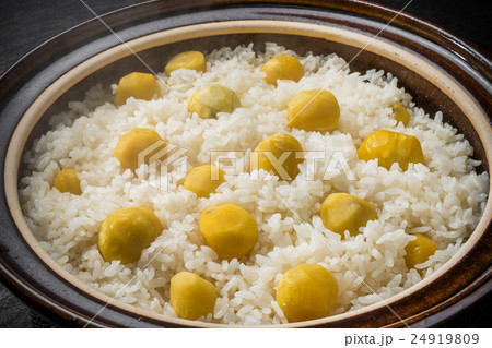 旬の栗ご飯　 Seasonal chestnut rice 24919809