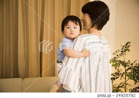 ミドル女性と男の子の赤ちゃん ミドル女性と男の子の赤ちゃん 24920792
