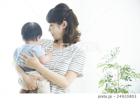 お母さんと男の子の赤ちゃん お母さんと男の子の赤ちゃん 24920803