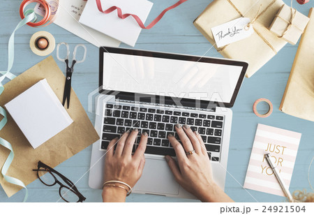 Mockup Copyspace Laptop Notebook Gift Present Concept 24921504