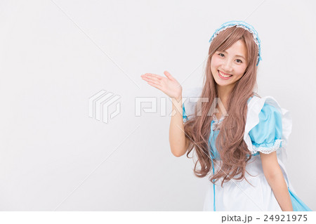 メイドのコスプレをした女性 24921975