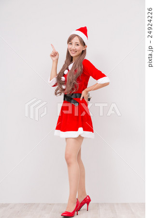 サンタクロースのコスプレ女性 24924226