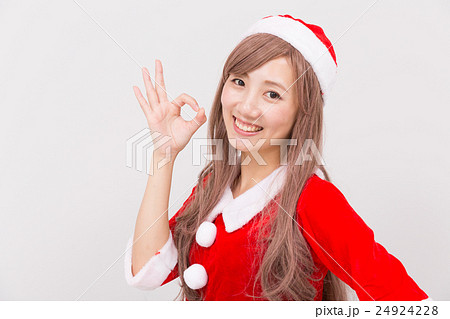 サンタクロースのコスプレ女性 24924228