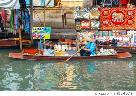 Damnoen Saduak floating market 24924973