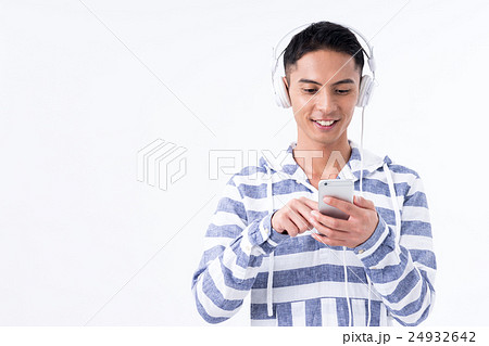 若い男性（スマホ－音楽）　 24932642