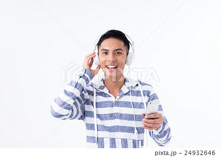 若い男性(スマホ-音楽) 若い男性(スマホ-音楽) 24932646