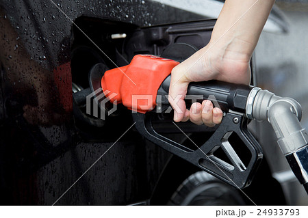 セルフ式ガソリンスタンド 給油イメージ 24933793