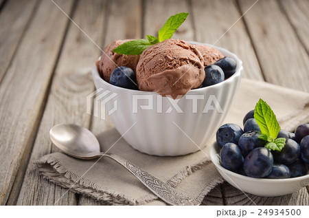 Chocolate ice cream with blueberries  24934500