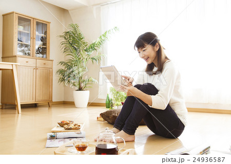 女性　若い女性　タブレット　ライフスタイル　休日　かわいい　カジュアル　ティータイム 24936587