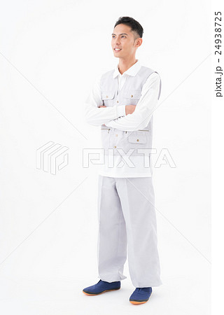 腕組をする作業員 24938725