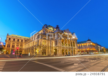 Vienna State Opera at night, Austria 24938791