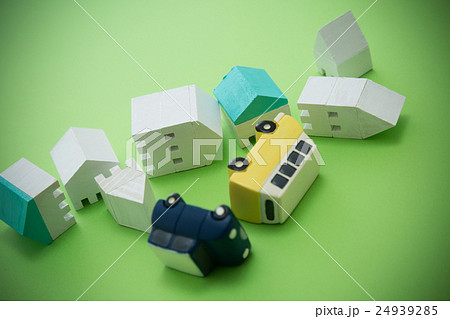 地震イメージ　住宅と車　グリーンバック 24939285